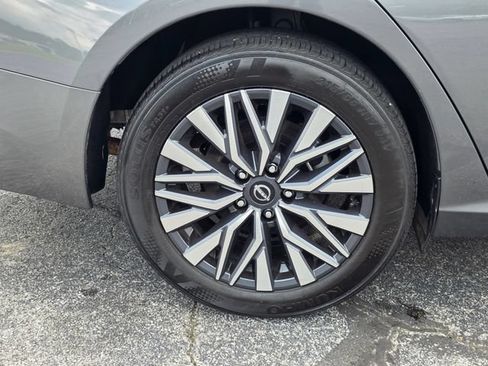 Used 2025 Nissan Altima 2.5 SV FWD image 14