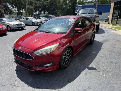 Used 2015 Ford Focus SE w/ SE Sport Package FWD image 3