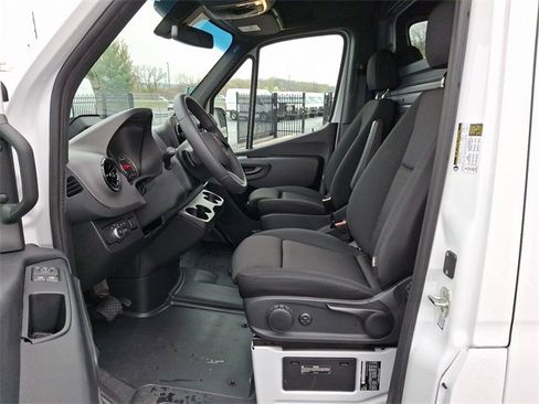 Used 2025 Mercedes-Benz Sprinter 2500 image 15