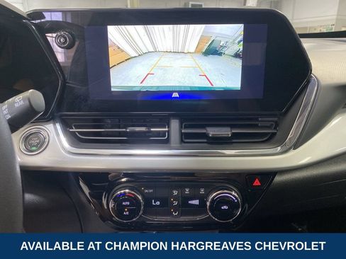 Used 2025 Chevrolet Trax LT FWD image 19