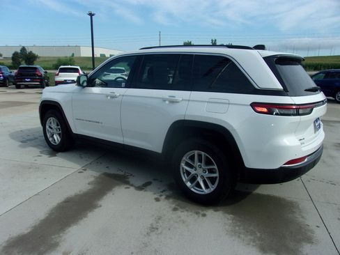 Used 2023 Jeep Grand Cherokee Laredo w/ Luxury Tech Group I AWD/4WD image 6
