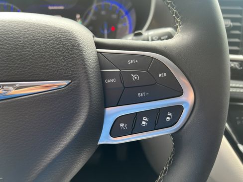 Used 2023 Chrysler Pacifica Touring-L image 23