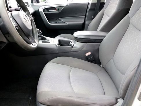 Used 2021 Toyota RAV4 XLE w/ Convenience Package FWD image 10