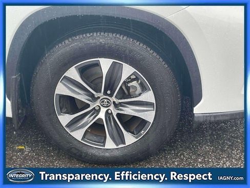 Certified 2022 Toyota Highlander XLE image 9