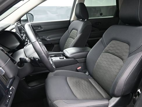 Used 2025 Nissan Pathfinder SV image 16