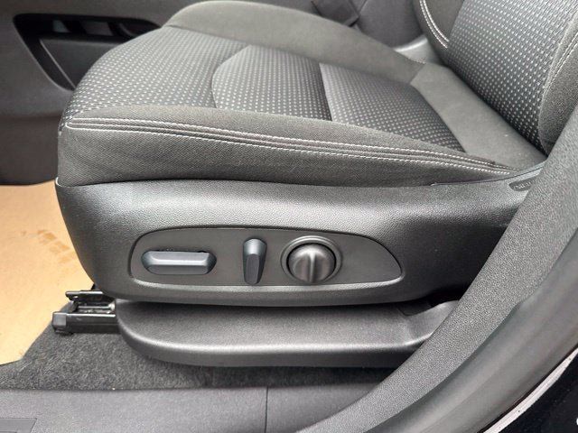 Used 2024 GMC Terrain SLE w/ Driver Convenience Package FWD image 11