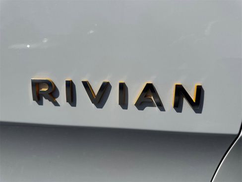 Used 2023 Rivian R1S Adventure image 9