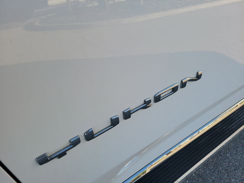 Used 2021 GMC Yukon SLT w/ SLT Premium Package image 12