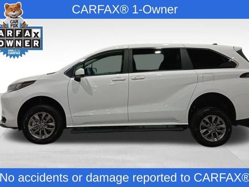 Used 2025 Toyota Sienna LE image 2