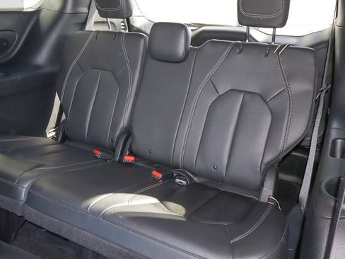 Used 2019 Chrysler Pacifica Touring-L Plus w/ S Appearance Package image 9