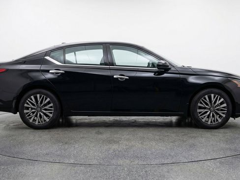 Used 2025 Nissan Altima 2.5 SV FWD image 11