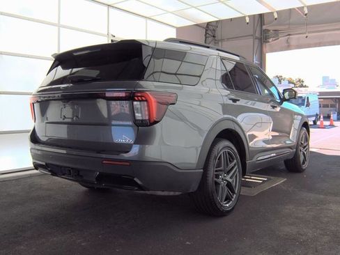 Used 2025 Ford Explorer ST-Line w/ ST-Line Street Pack image 12