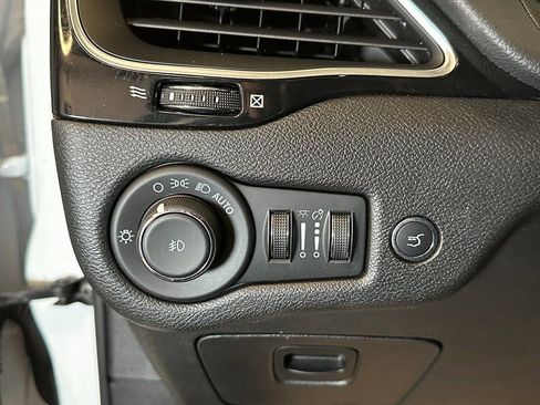 Used 2023 Jeep Cherokee Altitude Lux AWD/4WD image 17