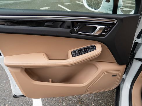 Used 2025 Porsche Macan image 10