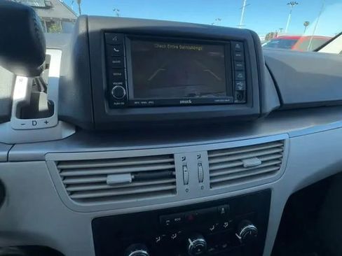 Used 2011 Volkswagen Routan SE image 6