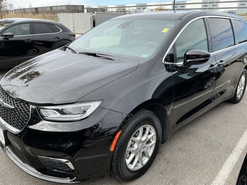 Used 2025 Chrysler Pacifica Select image 11