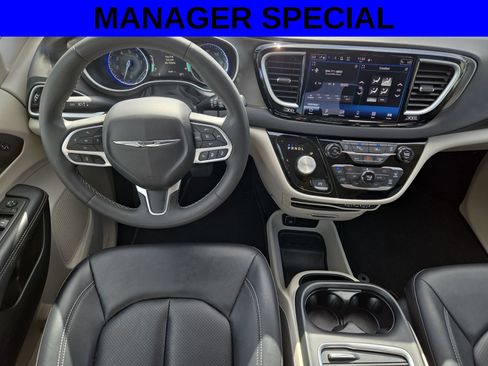 Used 2024 Chrysler Pacifica Touring-L FWD image 14