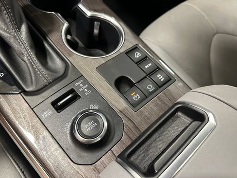 Used 2024 Toyota Highlander Platinum AWD/4WD image 30