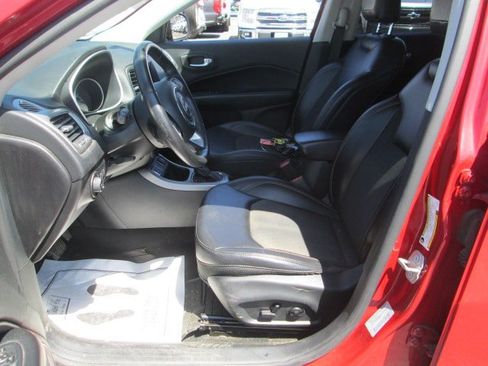Used 2017 Jeep Compass Latitude w/ Popular Equipment Group FWD image 4