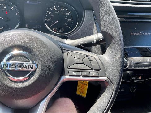 Used 2020 Nissan Rogue S FWD image 19