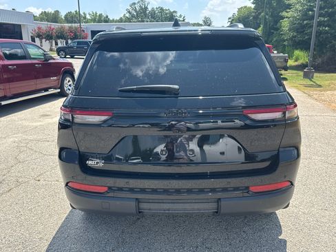 Certified 2025 Jeep Grand Cherokee Altitude AWD/4WD image 6