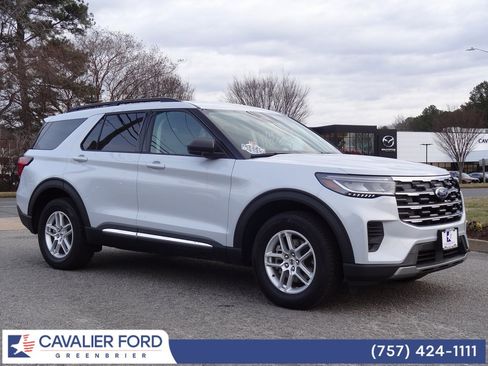 Used 2025 Ford Explorer Active image 2