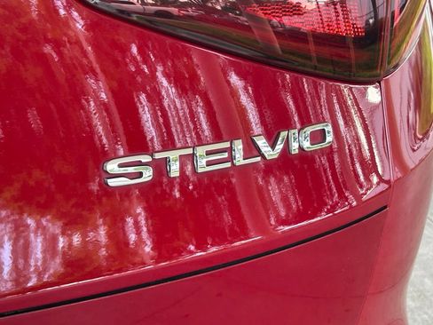 Used 2018 Alfa Romeo Stelvio Sport w/ Quick Order Package 22J Sport AWD/4WD image 19