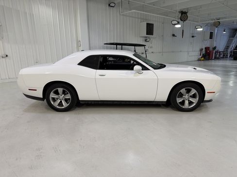 Used 2015 Dodge Challenger SXT image 6