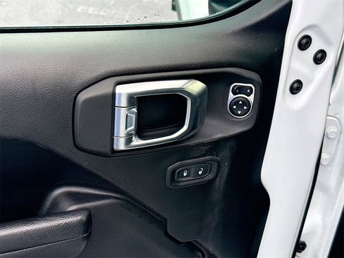 Used 2022 Jeep Gladiator Willys image 18