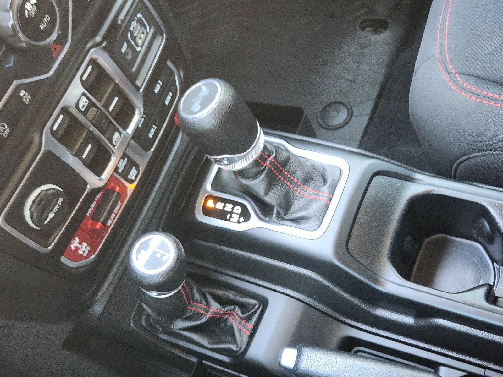 Used 2022 Jeep Wrangler Unlimited Rubicon w/ LED Lighting Group AWD/4WD image 15