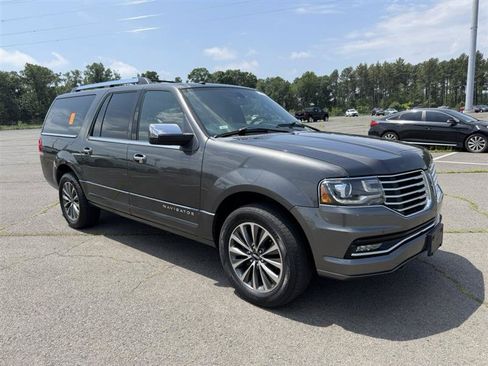 Used 2017 Lincoln Navigator L Select AWD/4WD image 5