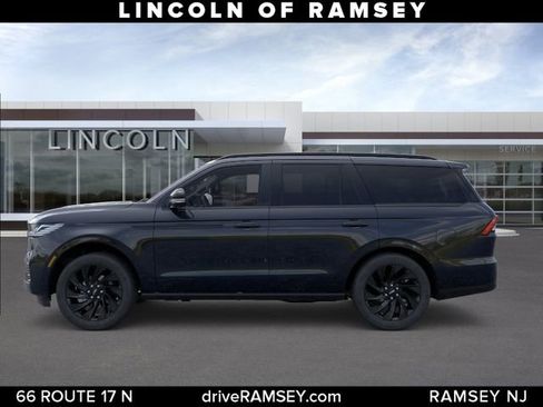 New 2025 Lincoln Navigator Reserve w/ Jet Appearance Package AWD/4WD image 3