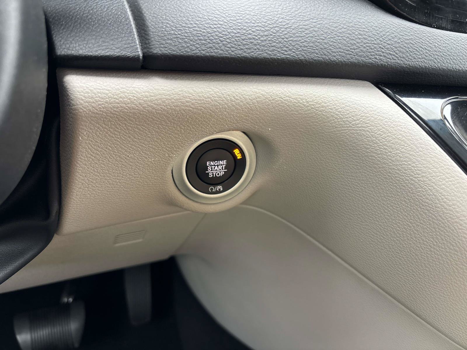 Used 2024 Chrysler Pacifica Touring-L FWD image 32