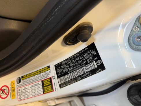 Used 2018 Toyota Camry SE w/ Moonroof Package FWD image 39