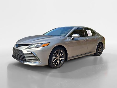 Used 2022 Toyota Camry XLE image 1