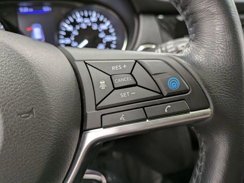 Used 2019 Nissan Rogue SV w/ Premium Package AWD/4WD image 18
