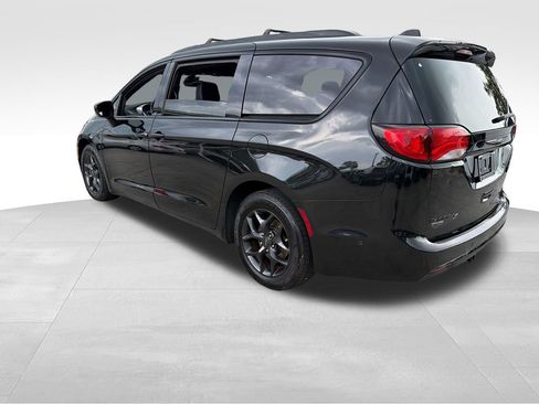 Used 2020 Chrysler Pacifica Touring-L Plus w/ Advanced Safetytec Group FWD image 5