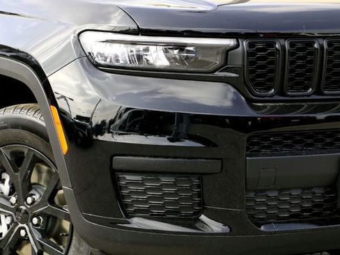 New 2025 Jeep Grand Cherokee L Laredo image 3