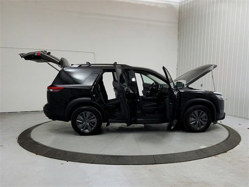Used 2024 Nissan Pathfinder SV image 16