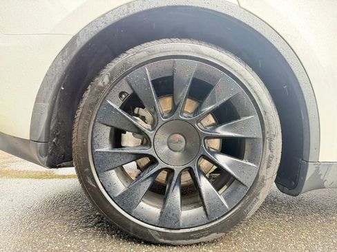 Used 2023 Tesla Model Y Long Range AWD/4WD image 32