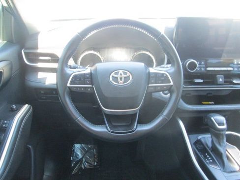 Used 2023 Toyota Highlander XLE AWD/4WD image 16