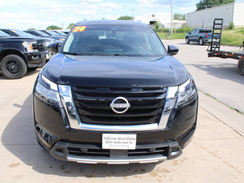 Used 2024 Nissan Pathfinder SL AWD/4WD image 3