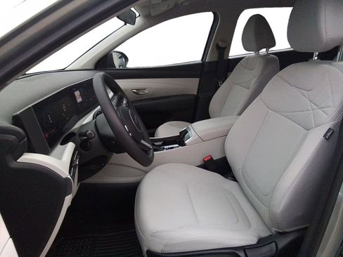 Certified 2025 Hyundai Tucson SE image 9