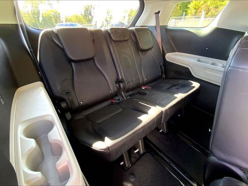 Used 2023 Kia Carnival LX image 26