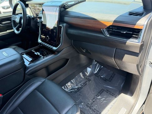 Used 2025 GMC Yukon XL Denali AWD/4WD image 10