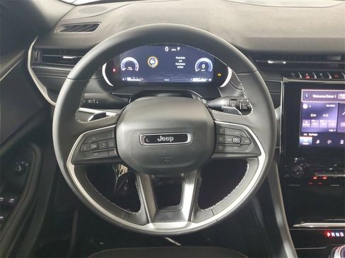 New 2025 Jeep Grand Cherokee Altitude image 14