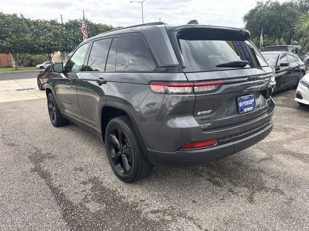 Used 2022 Jeep Grand Cherokee Altitude AWD/4WD image 6