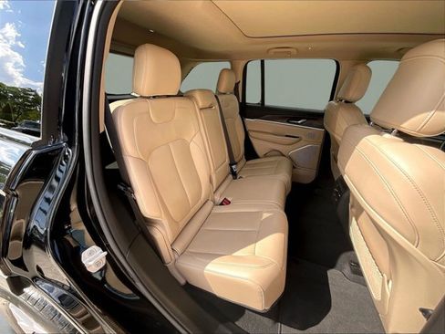 Used 2022 Jeep Grand Cherokee Limited AWD/4WD image 29