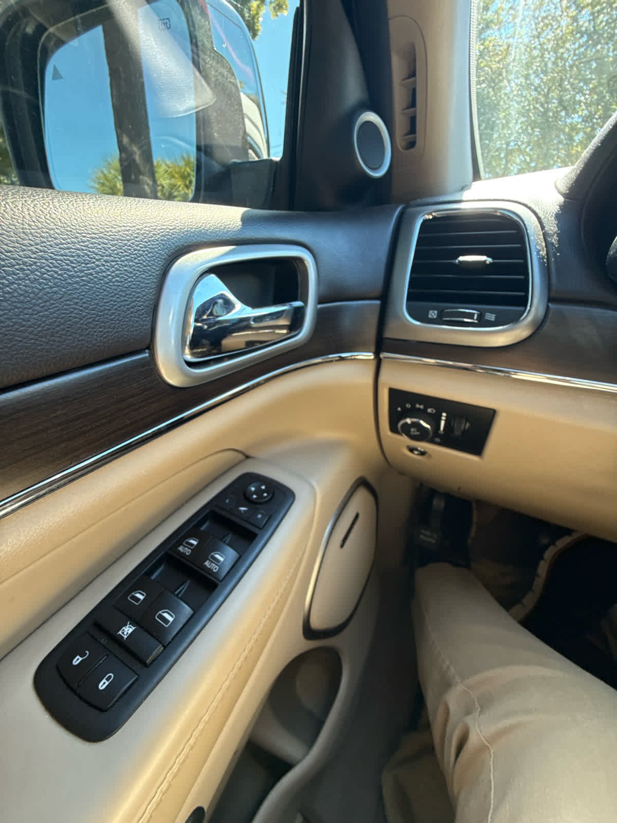 Used 2018 Jeep Grand Cherokee Overland AWD/4WD image 14