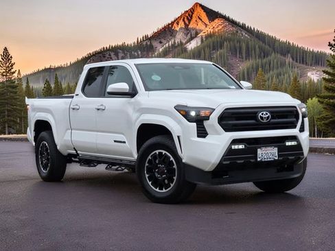 Used 2025 Toyota Tacoma SR5 AWD/4WD image 2